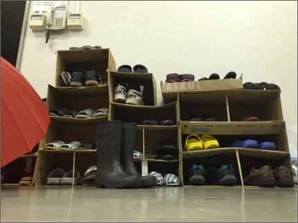 会議室3で愛用された、手作りの靴箱の写真
