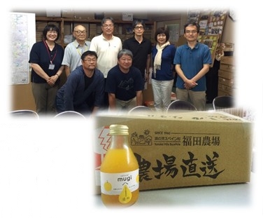 熊本支援センタースタッフ、みかんジュースと桃の箱