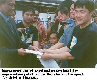 Representative of a national cross-disability organization petition the Minister of Transprot for driving licenses.