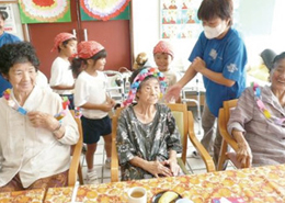 Photograph : Interaction between the elderly and children