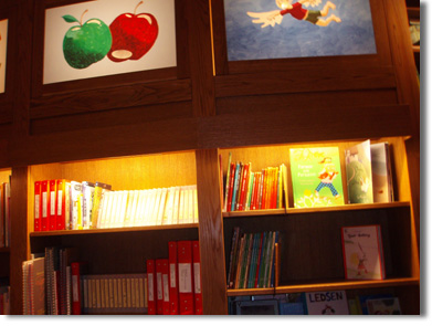 子ども図書館のりんごの棚