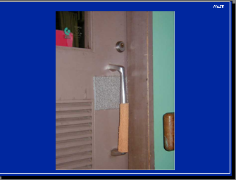 横スライドの扉の手すり半分下に肌色の布が巻き付いて、その手すりの奥の扉にねずみ色の布がついている写真