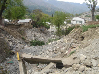 地震により崩壊した村の写真
