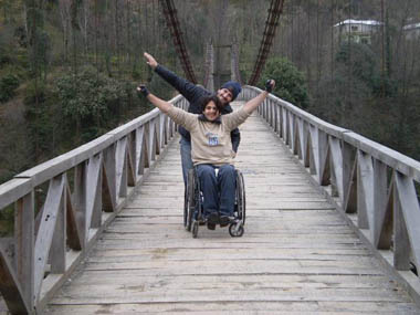 地震により脊髄損傷で車椅子生活になった人の現在は元気な様子の写真