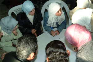 シリアで行われているJICAが支援しているCBRプログラムで女性たちが集まって子どもの教育について話し合っている。