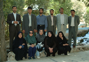 イランのCBR職員とコミュニティの人たちの集合写真で、左側の方に市長が写っている。