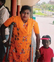 障害のない男性と結婚した障害のある女性とその子ども、インド
