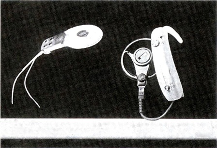図２　人口内耳電極（左）と スピーチプロセッサー（右）