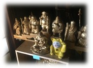 家の中に並ぶお釈迦様や仏像など
