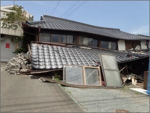 地震によって倒壊した益城町の民家
