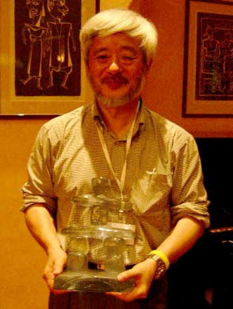 共有文化賞から送られた記念品を持つ河村宏氏の写真