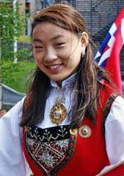 ノルウェーの民族衣装”Bunad”を着たメイ・リン