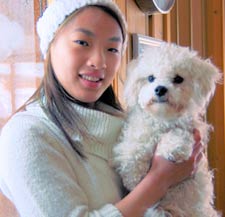 愛犬ライナスを抱くメイ・リン