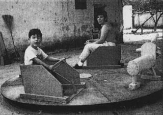 When his mother turn the merry-go-round with her foot, Tinin began to straighten up.