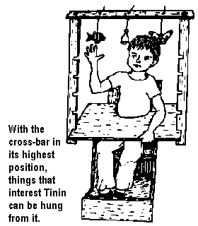 With the cross-bar in its highest position, things that interest Tinín can be hung from it.