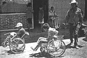 They were astonished when Jesús did wheelies (balancing on the chair's back wheels) and whirled in circles on two wheels, gracefully dancing.