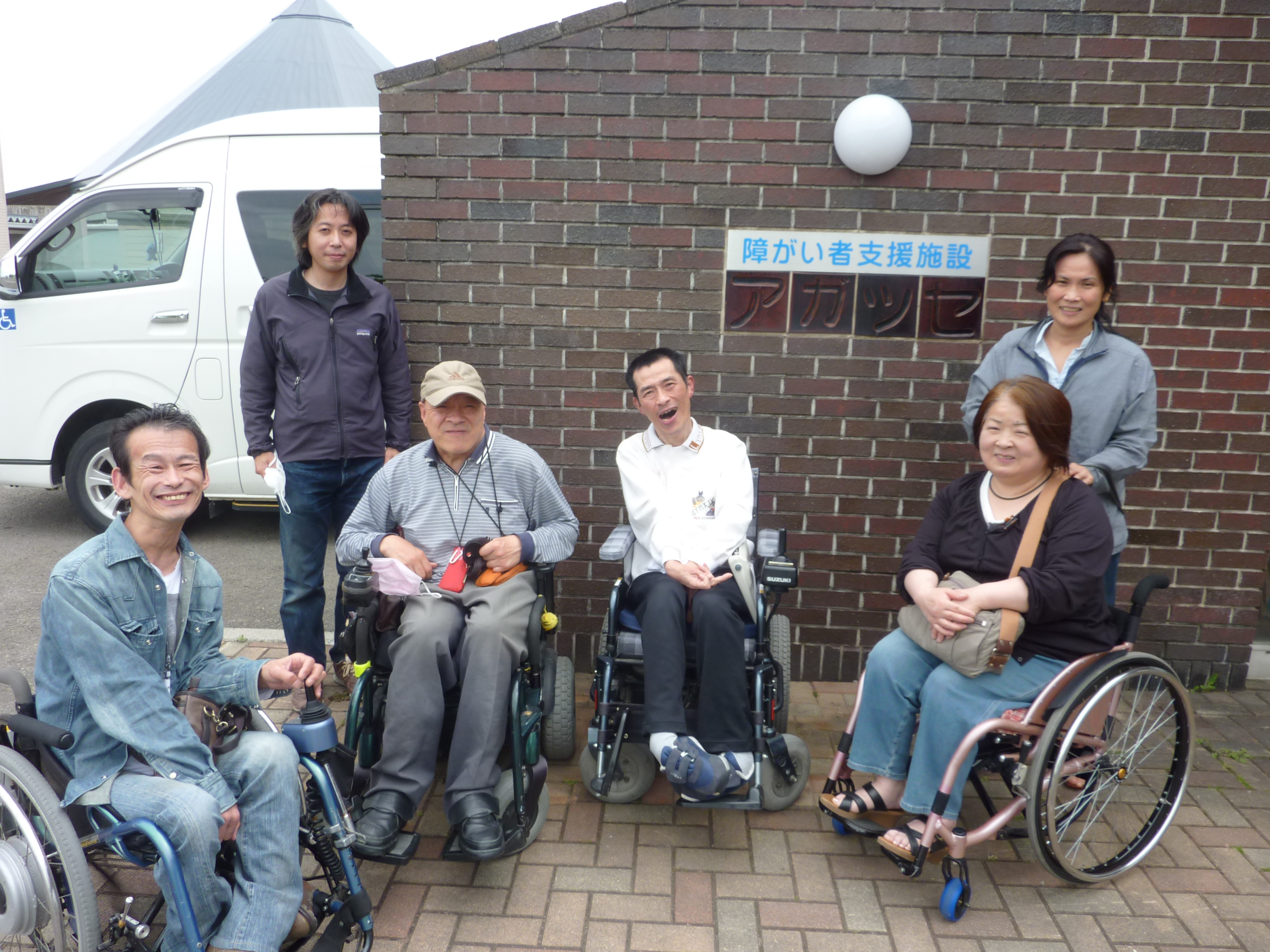 Visiting support facilities for persons with disabilities.