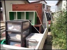 Moving a Buddhist altar and a chest of drawers to a temporary house