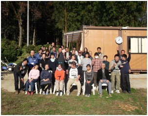 the participants of the Thanksgiving festival in front of the temporary workshop building