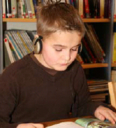 図書館で読書をするエリック マルムグレンの写真