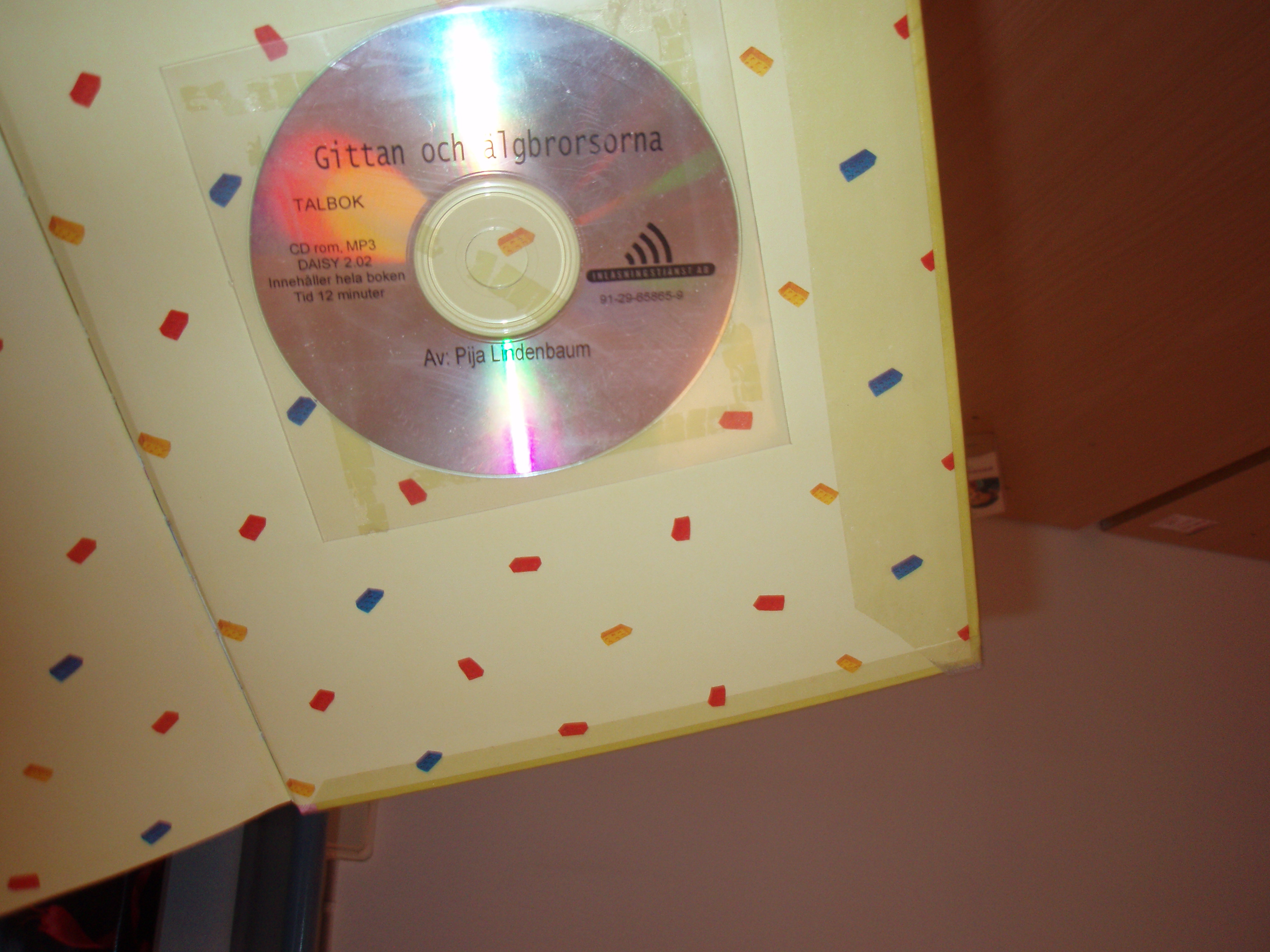 その図書の後ろに付いているDAISYのCD-ROMの写真