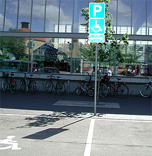 写真：国際シンボルマークを表示した障害者用駐車スペース