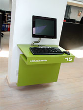 写真：高さ調節可能なコンピュータ用のテーブル
