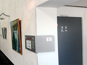 写真：トイレの場所を示す絵文字の標識