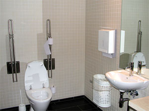 写真：車椅子利用者に配慮されたトイレ室内