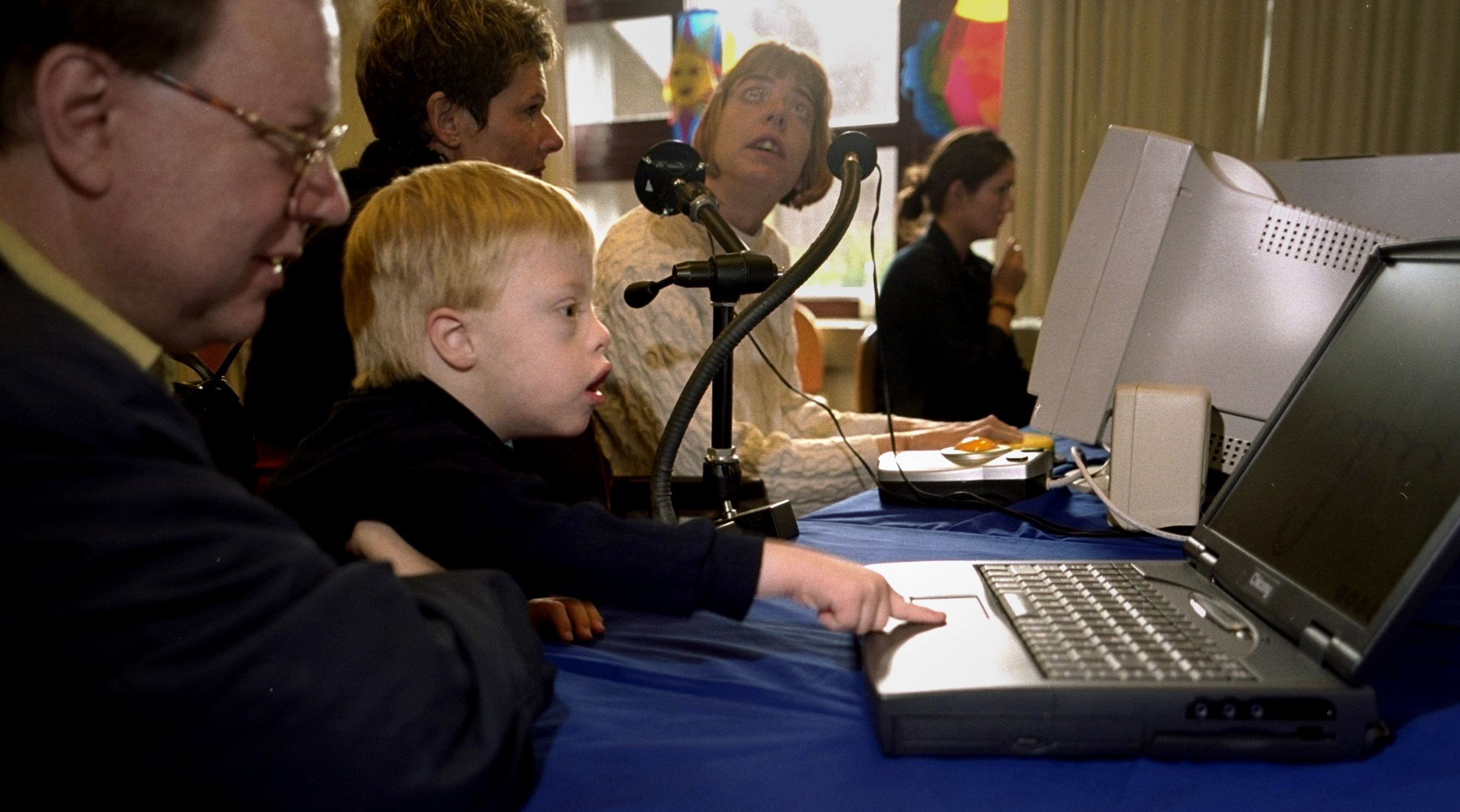 パソコンで遊ぶ幼児の写真