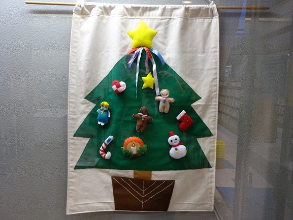布の遊具“ひまわり”が作成した「クリスマスツリーのタペストリー」