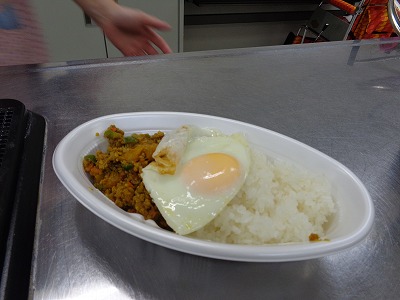 目玉焼きが乗っているドライカレーの写真