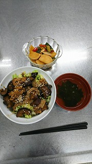 完成した茄子と豚バラの甘辛丼の写真