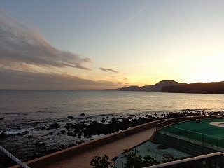 夕陽が沈んでいく大島の写真