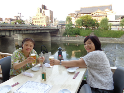 鴨川の四条大橋の東華菜館の川床でビールで乾杯