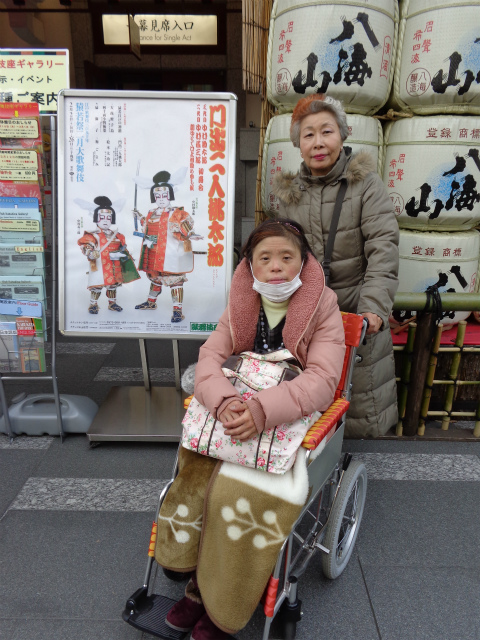 歌舞伎座の前の真理さんの写真