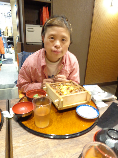 お昼のアナゴ飯と真理さんの写真