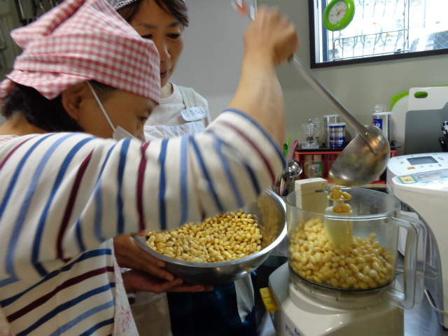 大豆をフードプロセサーに