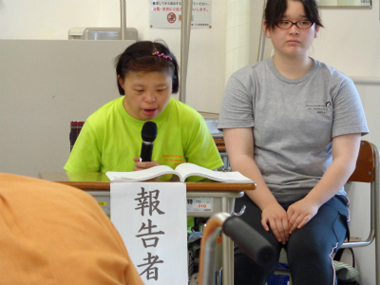 全障研大会で報告する真里さん
