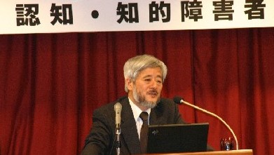 講演をする河村宏氏の写真