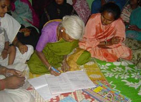 マイクロクレジットのプログラムに参加する村落の女性たちの様子