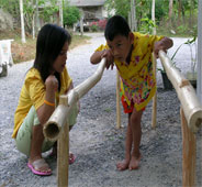 リハビリ遊具で家族と一緒に訓練する子どもたち