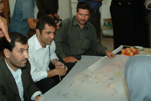 イランでコミュニティメンバーと地方自治体当局の人たちが村全体の計画について話し合いをしている。