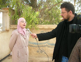シリアのCBRボランティアがアラブ首長国連邦、アブダビのテレビの取材でインタビューに答えている。