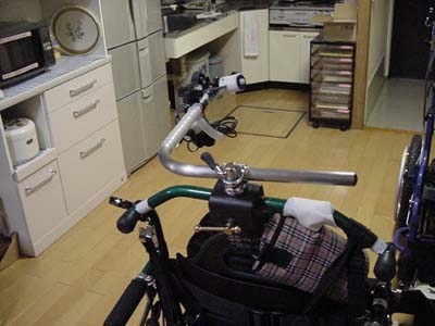 写真（１手動車椅子に取り付けた支持具とＳＷ）