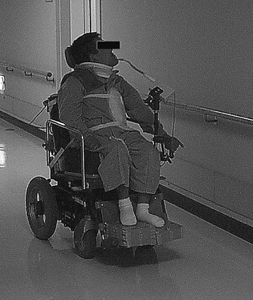 改良された車椅子で、センター内を移動する利用者の写真
