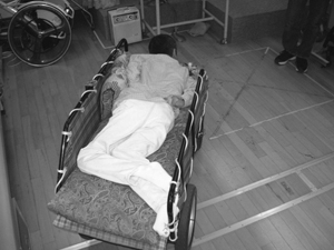 腹臥位で電動車いすに乗っている利用者の写真