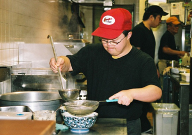 ラーメンの湯切りの様子