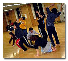 コミュニティダンスを練習する人々