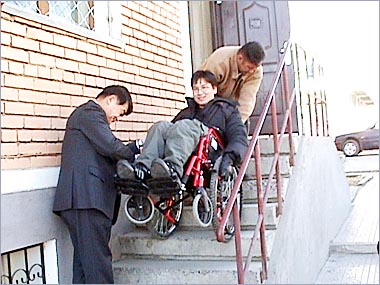 階段を運ばれているところ・障害者団体入口